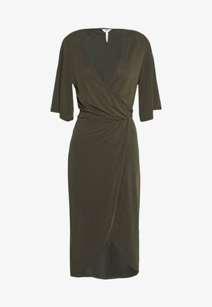 Vihreä oliivinvärinen vyötäröllä kermattu kynähame, jossa on kolme neljännesosaa hihat, V-pääntie ja kootut yksityiskohdat vyötäröllä.