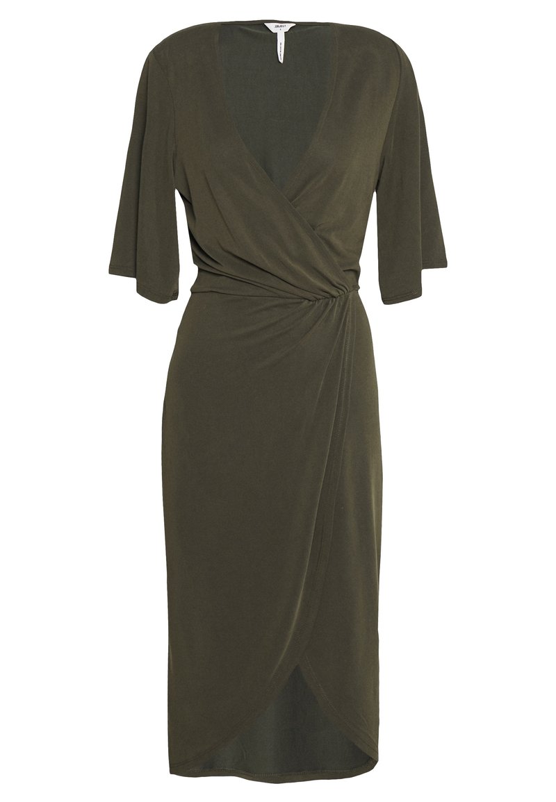 Sukienka do kolan w oliwkowym kolorze, z kopertowym krojem, trzema ćwierć rękawami, dekoltem w serek i marszczeniem w talii.