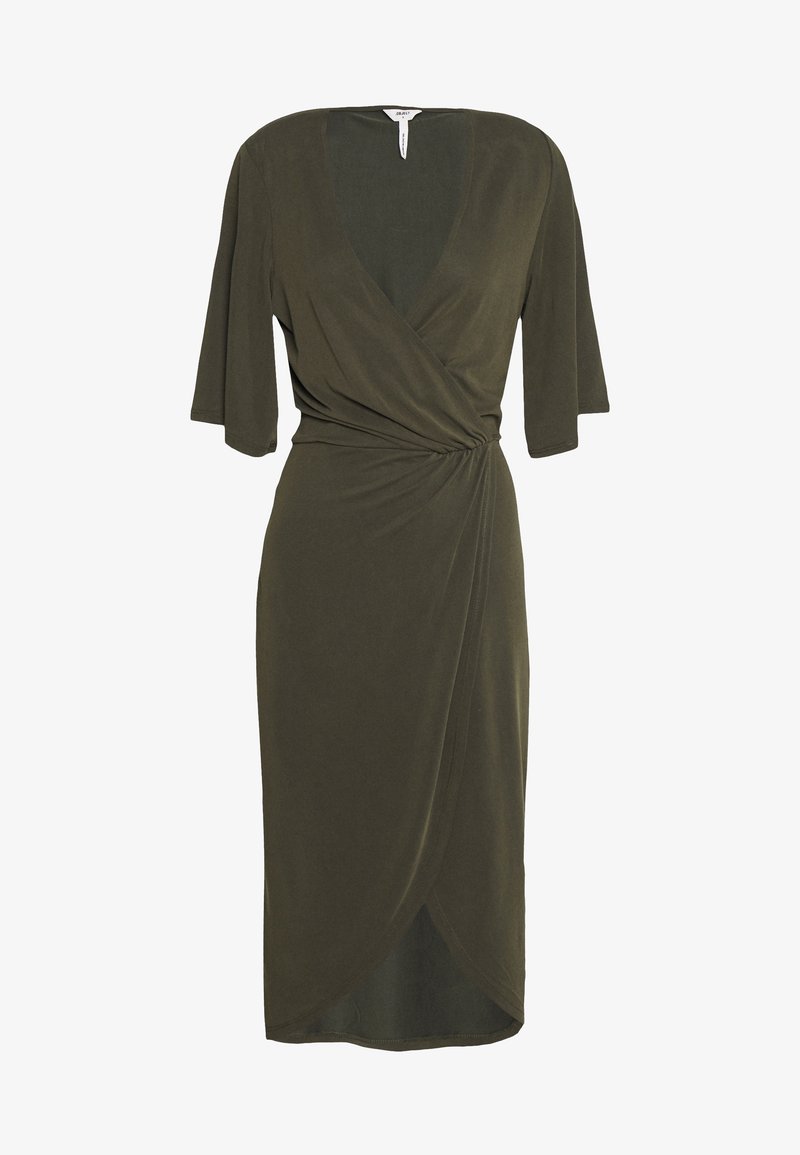 Sukienka do kolan w oliwkowym kolorze, z kopertowym krojem, trzema ćwierć rękawami, dekoltem w serek i marszczeniem w talii.