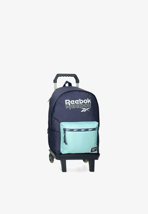 Mochila con ruedas Reebok en azul marino y verde azulado claro, con bolsillo frontal con cremallera y asa retráctil sobre fondo blanco.