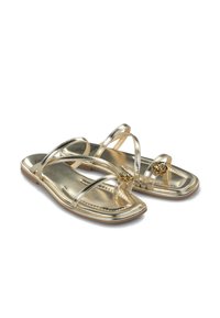 Goldene metallische Sandalen mit mehreren schlanken Riemen, quadratischem Zehendesign und einer dekorativen Blumenakzent. Glatte Textur und flache Sohle.