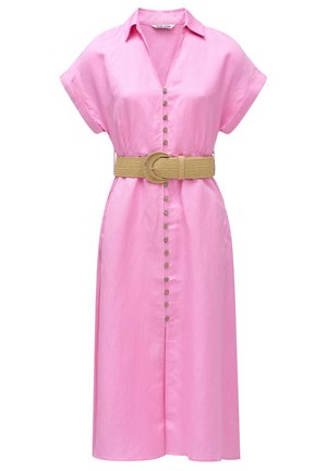 Vestido de lino rosa con mangas cortas, cierre de botones en la parte delantera y cintura ajustada que incluye un cinturón tejido beige. Los botones plateados añaden detalle.