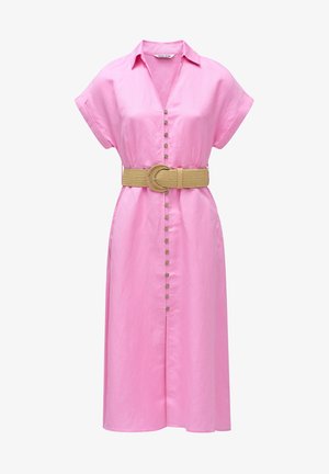 Vestido de lino rosa con mangas cortas, cierre de botones en la parte delantera y cintura ajustada que incluye un cinturón tejido beige. Los botones plateados añaden detalle.