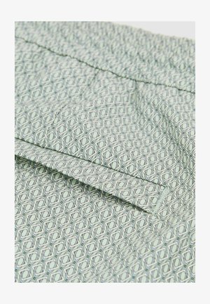 Světle zelená látka s geometrickým vzorem, který obsahuje překrývající se diamanty orámované tmavě zelenou barvou. Hladká textura s viditelnými záhyby.