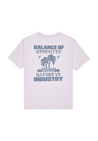 Lyserød bomulds T-shirt med en blå grafik af palmer og teksten "BALANCE AF MODSÆTNINGER NATUR VS INDUSTRI" på bagsiden.