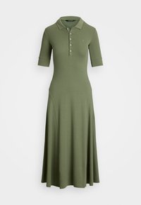 Polo mekko pehmeästä, joustavasta kankaasta oliivinvihreänä. Siinä on lyhyet hihat, napitettava etuhalkio ja liehuva hame.