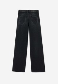 Jean noir à jambes larges en denim, avec une taille mi-haute, deux poches arrière avec une couture subtile, et une finition de ourlet propre.