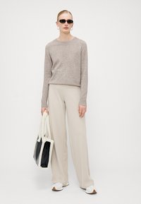 Vero Moda Tall VMBERLIN ZAMIRA WIDE  - Hlače - pumice stone
