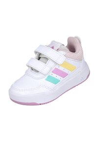 Zapatilla blanca con una parte superior de cuero liso, que presenta detalles en azul pastel, rosa y amarillo, dos correas de Velcro y una lengüeta de malla texturizada.