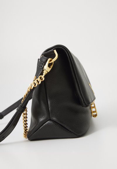 Borsa a mano in pelle nera con forma triangolare, superficie texturizzata, dettagli in metallo dorato e tracolla a catena rimovibile. Dettagli con zip visibili.