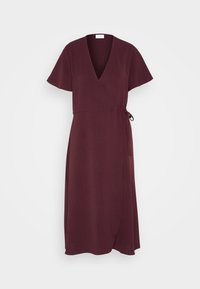 Robe portefeuille bordeaux à manches courtes, col en V et lien latéral, longueur midi, présentée sur un fond clair uni.