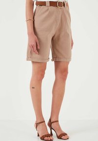 LELA REGULAR FIT - Rövidnadrágok - camel