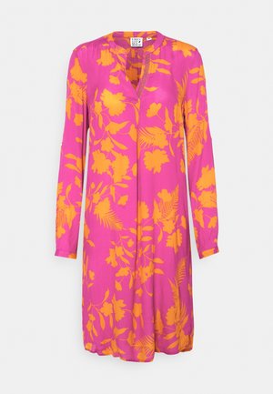 Langærmet rosa kjole med lyst orange blomsterprint, V-udskæring og løs pasform, vist mod en ensfarvet hvid baggrund.