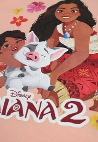 Illustration de Disney Moana 2 présentant une fille avec des cheveux bouclés, un cochon et des accents floraux sur un fond rose. Couleurs vives et design ludique.
