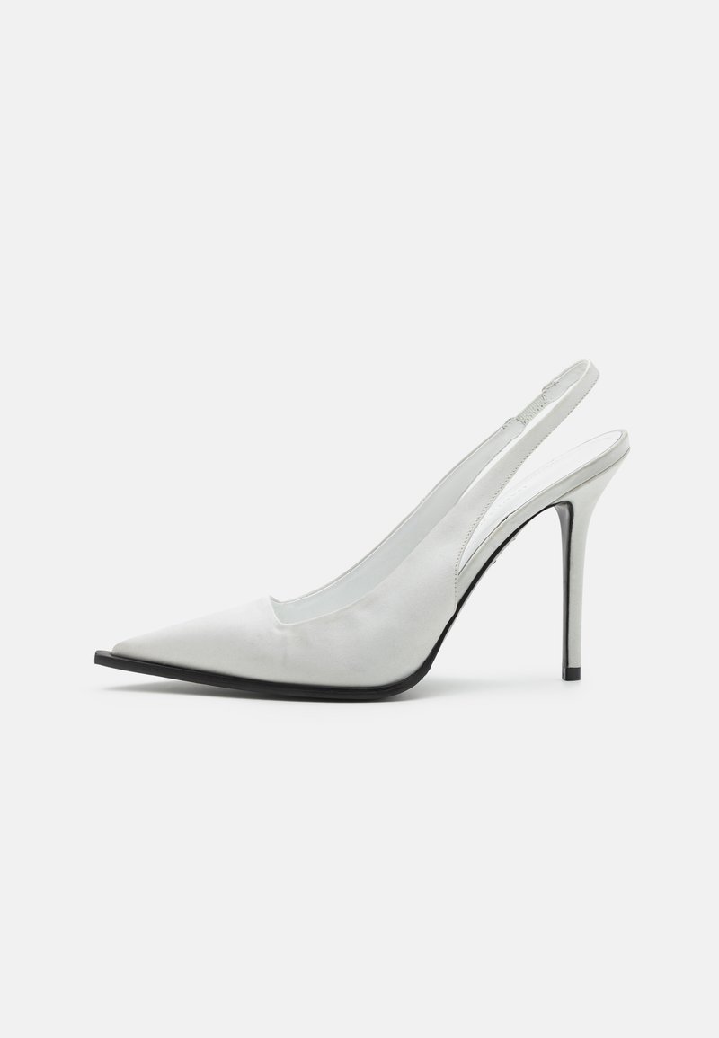 Vita satin slingback högklackad sko med spetsig tå, svart sula och slank design. Har ett band för säker passform vid hälen.