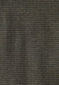 Tissu en tweed avec un motif pied-de-poule marron foncé et noir, montrant une surface tissée texturée.