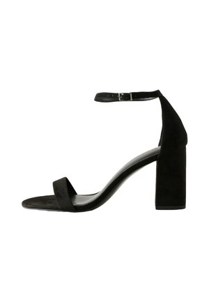 Svart nubuck högklackad sandal med ankelrem, fyrkantig tå och kraftig klack. Har en slät yta och minimalistisk design.