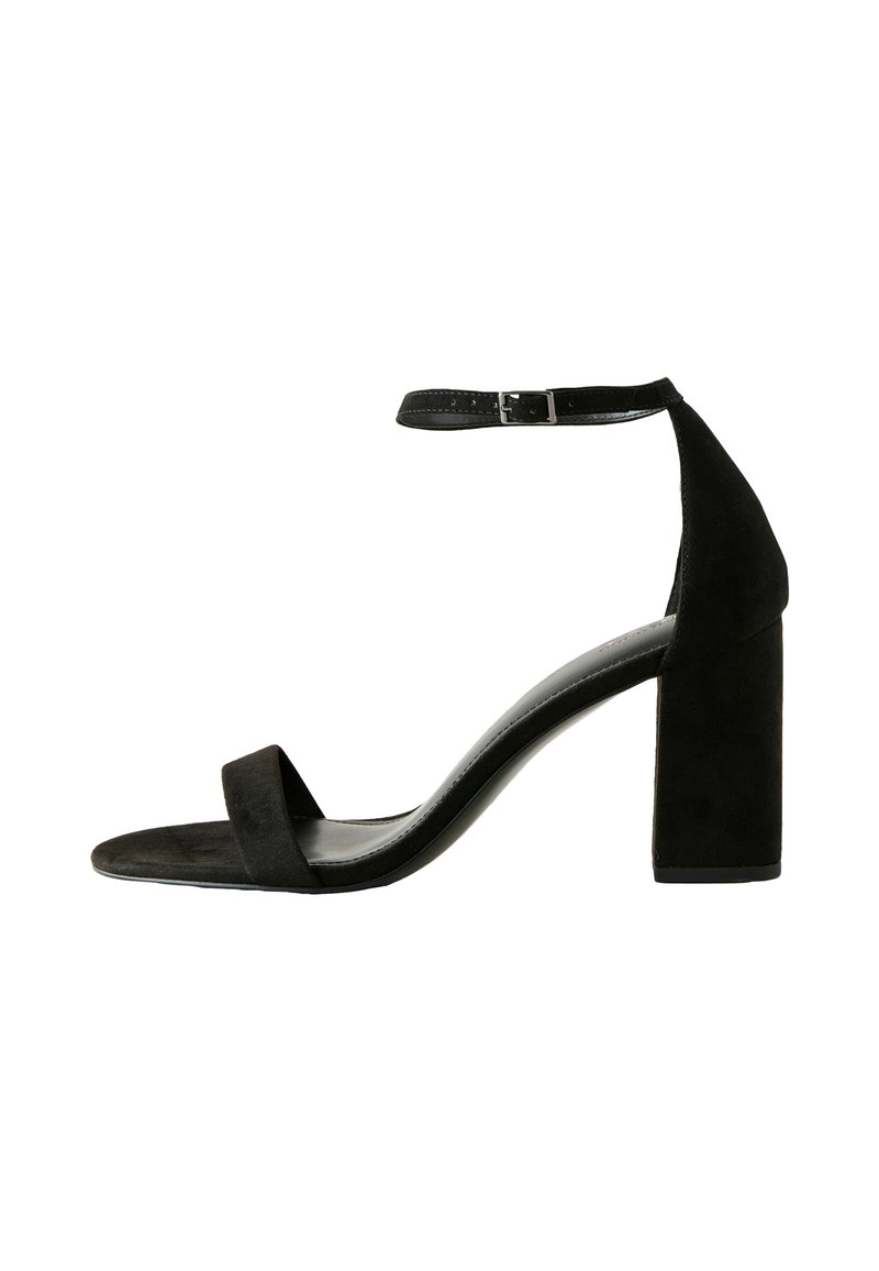 Sandale cu toc înalt din suede negru, cu curea la gleznă, vârf pătrat și toc robust. Are un finisaj neted și un design minimalist.