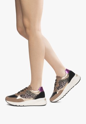 Sneaker in Beige, Schwarz und Gold mit einem Leopardenmuster-Panel. Mit lila Fersenakzent, strukturiertem Wildleder und einer dicken weißen Sohle.