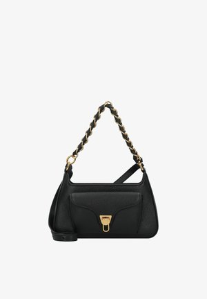 Bolso de mano de cuero negro con acabado texturizado, con una correa de cadena dorada, un bolsillo frontal y cierre magnético. Diseño compacto.