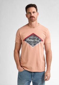Petrol Industries ARTWORK BLUEFIN - T-shirt print - dusty peach