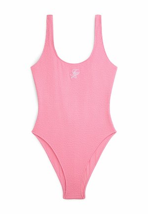 Pink tekstureret badedragt i ét stykke med rund halsudskæring og hvide broderede initialer på brystet, lagt fladt på hvid baggrund.