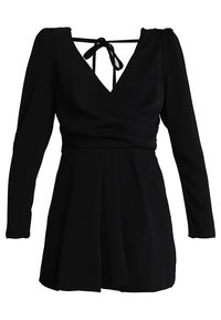 Vestido negro con mangas largas, escote en V y detalle de lazo en la parte posterior. Tejido suave con un cuerpo ajustado y una falda fluida. Diseño sencillo y textura uniforme.