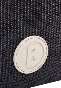 Struktura črna pletena torba z belim krožnim logotipom s kapitalsko črko "B" v središču. Oblikovanje poudarja trajnost in preprostost.