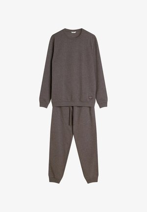 Szary zestaw składający się z dresu i spodni dresowych wykonany z miękkiego materiału. Bluza ma długie rękawy i okrągły dekolt; spodnie mają elastyczny pas ze sznurkiem.