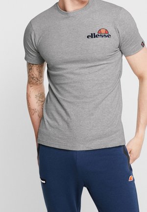 T-shirt gris à manches courtes avec col rond et logo "ellesse" brodé, surmonté d'un demi-cercle rouge et orange.