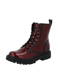 Czerwone lakierowane buty wojskowe z czarnymi detalami, okrągłym noskiem, grubą czarną podeszwą i sznurowanym zapięciem. Zawierają pętelkę z tyłu.