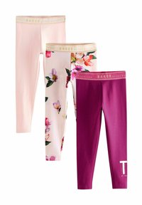Tre paia di leggings: rosa chiaro, a stampa floreale con fiori rosa e verdi, e rosa scuro uniforme con una "T" bianca. Tutti hanno una cintura dorata.