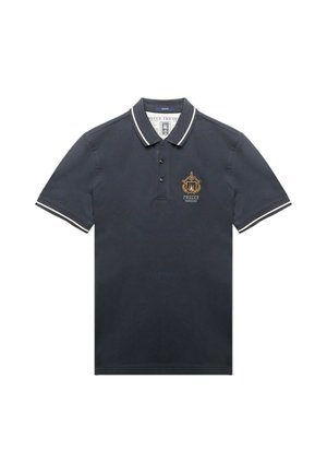 Polo shirt blu navy con colletto e maniche bordati di bianco, caratterizzato da un emblemma dorato ricamato sul lato sinistro del petto, realizzato in un tessuto morbido.