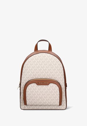 Zaino in tela monogram MK beige con dettagli in pelle marrone, forma arrotondata, tasca frontale con zip e doppie cinghie per le spalle.