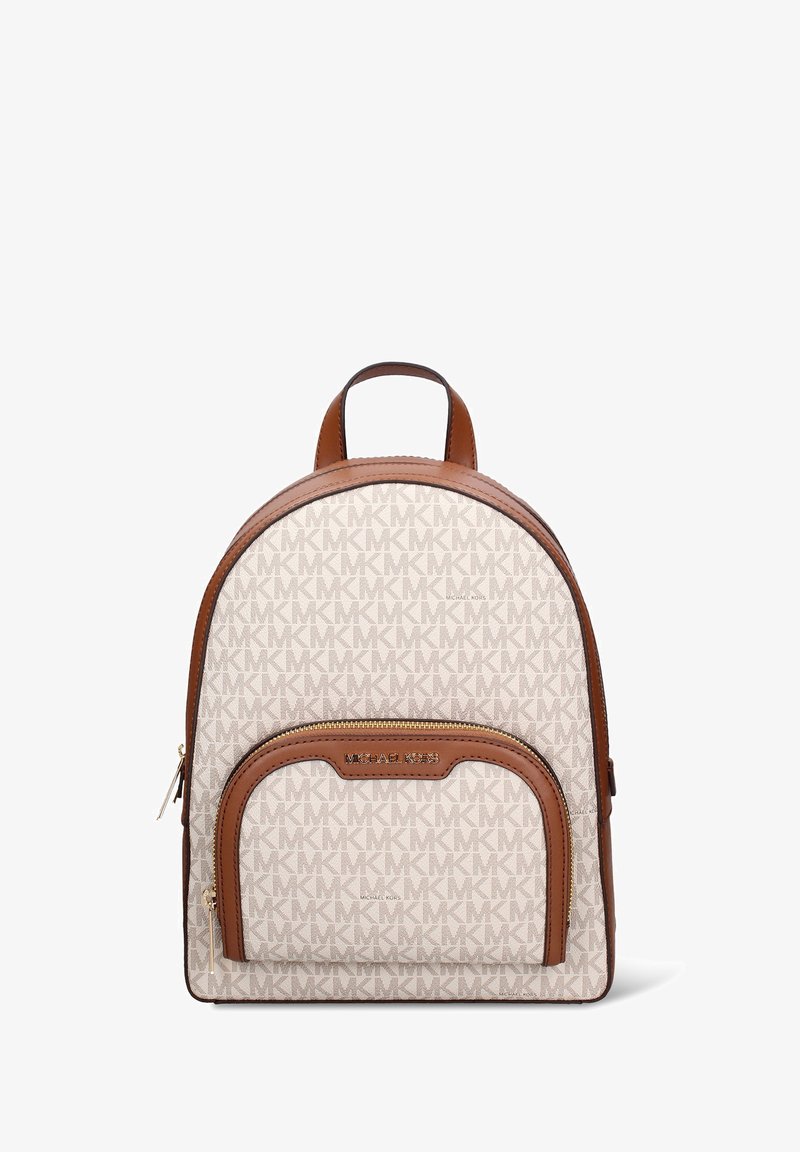 Sac à dos en toile beige monogramme MK avec accents en cuir marron, forme arrondie, poche avant zippée et bretelles doubles.