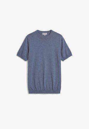 Plava majica kratkih rukava od pletenine s rebrastim ovratnikom, manžetama i rubom, s malim utisnutim logotipom "AM" na prsima.