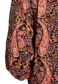 Tessuto paisley multicolore in blu navy, rosa e oro, caratterizzato da intricati motivi floreali e una superficie testurizzata in un design fluido.