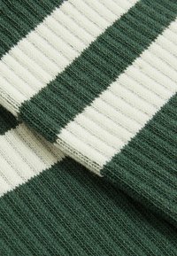 Reiss Zoknik - pine green ecru