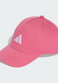 Gorra de b�éisbol rosa con visera curva, hecha de tela texturizada, que presenta un diseño de logo blanco en el panel frontal.