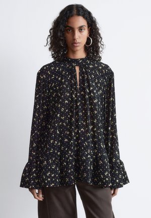 Schwarz blouse mit floralem Druck in Pink und Grün, mit schlüsselloch-Ausschnitt, plissiertem Design und ausgestellten Ärmeln. Hergestellt aus leichtem Stoff.