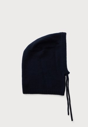 Cagoule noire en tricot avec bords côtelés et deux longs cordons sur un fond clair uni.