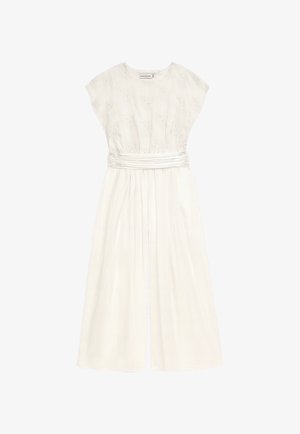 Weißes Kleid aus leichtem Stoff mit floraler Stickerei, kurzen Ärmeln, taillierter Taille und einem flatternden Rock mit einem vorderen Schlitz.