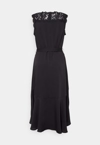 Svart klänning med spetsdetaljer vid halsringningen, en åtsittande midja och en utsvängd kjol. Slätt tyg med en något genomskinlig spetsstruktur.