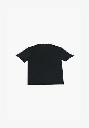 Tricou negru din bumbac, cu guler la bază și mânici scurte, având o textură netedă și spatele simplu, fără grafice sau embellishments.