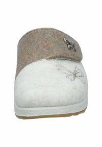 Weiße Filzschuhe mit einem strukturierten grau-braunen Riemen, verziert mit einem silbernen Schmetterlingsakzent und besticktem Libellenmotiv.