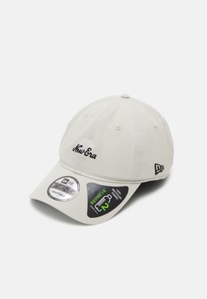 Verstellbare hellgraue Baseballmütze mit gebogenem Schirm. Mit gesticktem "New Era"-Logo, Etiketten für Größe und Nachhaltigkeit sowie einem belüfteten Design.