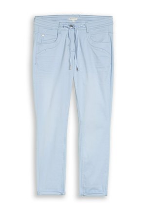 Jasnoniebieskie casualowe spodnie z elastycznym pasem z troczkiem, zapięciem na guziki, przednimi kieszeniami oraz mankietami na dole, rozłożone na płasko na białym tle.