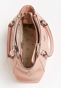 Różowa torebka skórzana o fakturze z złotymi zamkami błyskawicznymi i akcesoriami, z przestronnym wnętrzem wyłożonym wzorzystą tkaniną.