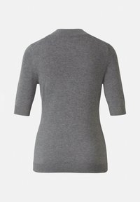 Szary sweter z krótkim rękawem wykonany z gładkiej dzianiny. Posiada płaski kołnierz i ściągacze przy rękawach oraz na dolnym brzegu. Bez wzorów.