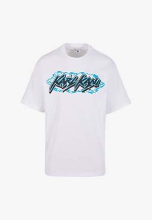 Bílá bavlněná tričko s krátkým rukávem, které má černý a modrý grafický textový design ve stylu plamene přes hruď.